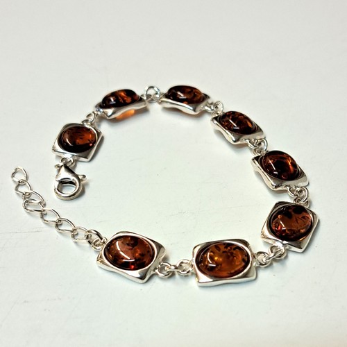 Click to view detail for HWG-2411 Bracelet, Rum Amber in Squares $93